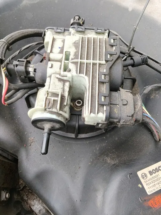AdBlue-säiliö OEM R2AX202G0 Mazda CX-7 2.2 Dieselille image 3