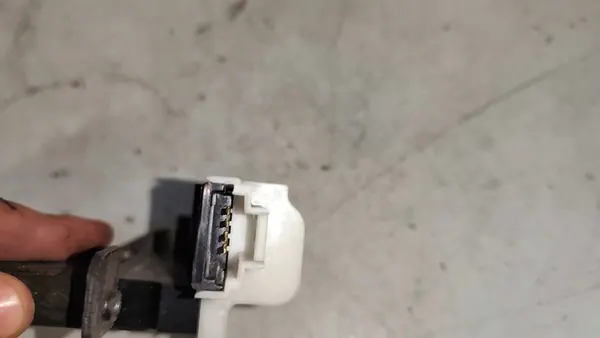 Renault Laguna II Baklucka Lås 4-Pin OEM 8200229957 image 3