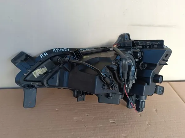 Hyundai Tucson Grill OEM 92202-D7600 Höger Halogen/LED image 7