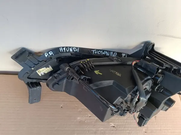 Hyundai Tucson Grill OEM 92202-D7600 Höger Halogen/LED image 8