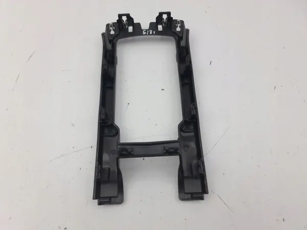 Tunnellockram OEM 116767A0 för Peugeot 208 II image 8