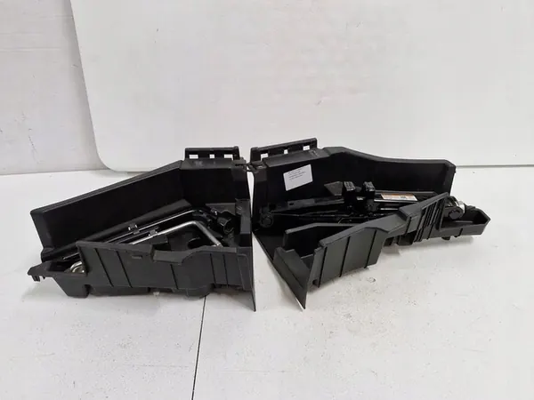 TOYOTA VERSO 1 I LIFT Insert de coffre Levier Clé OEM image 2