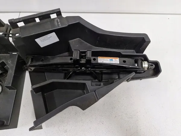 TOYOTA VERSO 1 I LIFT Insert de coffre Levier Clé OEM image 3