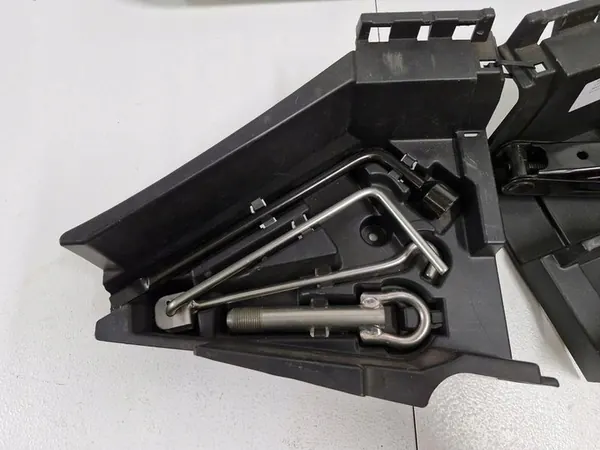 TOYOTA VERSO 1 I LIFT Insert de coffre Levier Clé OEM image 4