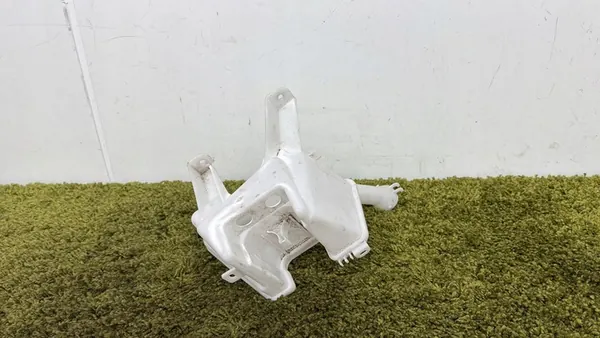 Ruitensproeiervat Toyota Yaris III 3 Lift 14- OEM image 2