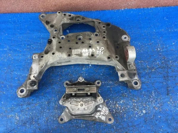 Versnellingsbaksteun Audi A4 B9 3.0 TDi OEM 8W0399262AR image 2