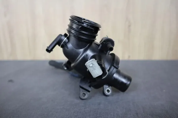 MERCEDES SLK R172 2.2 CDI Carcasa de Termostato A6512001500 image 2