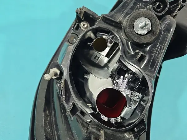 Lámpara trasera izquierda de aleta Opel Astra V K HB image 8