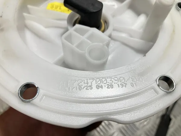 Polttoainepumppu Mercedes SLK R172 1.8 CGI A1724700390 image 4