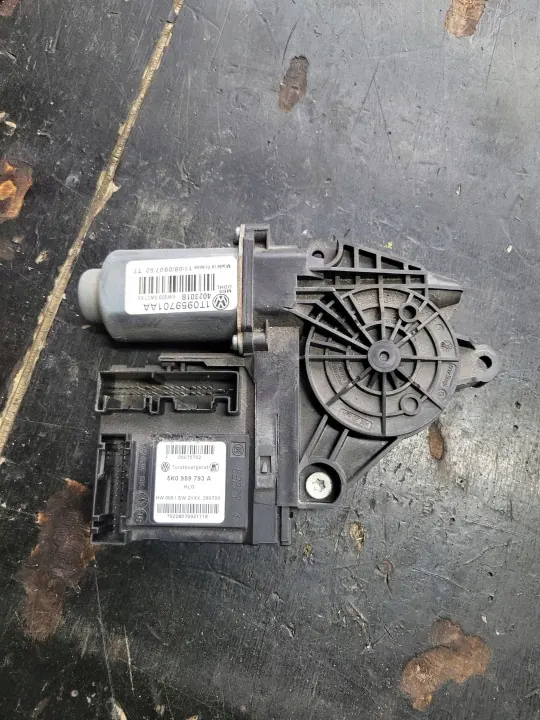 Skoda OE 5K0959793A Framvänster Fönsterregulator image 2