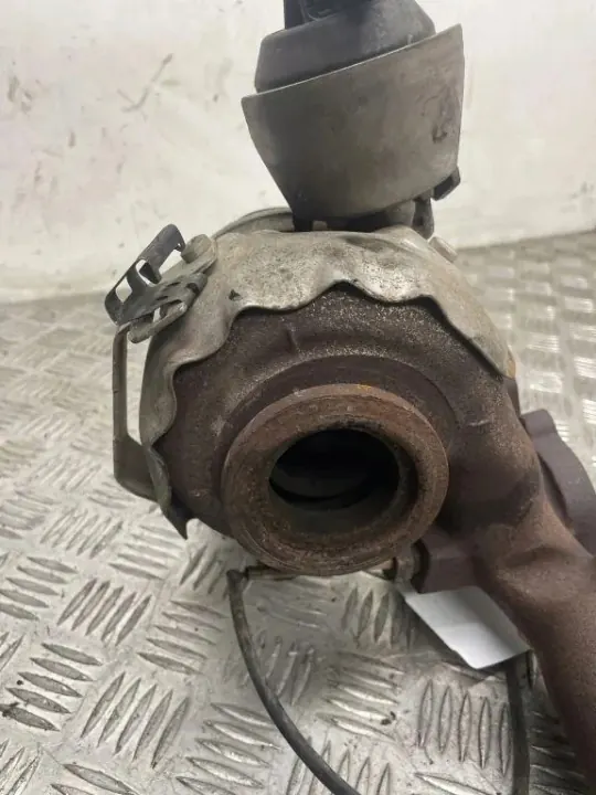 Turbo usado OEM 03L253010 para VW Passat B7 image 2