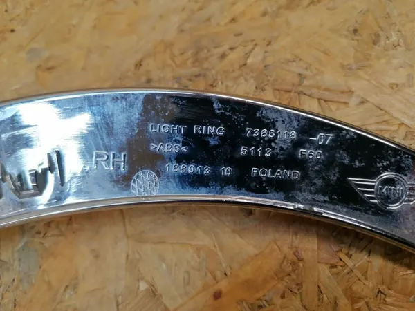 OEM KMR798 7388118 Moldura Cromada Farol Direito image 4
