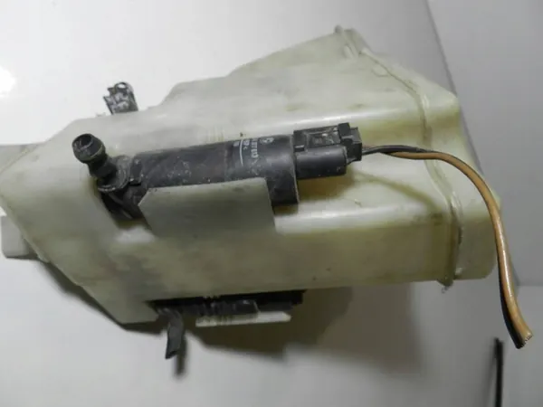 BMW E46 Ruitensproeiervat image 8