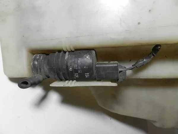 BMW E46 Ruitensproeiervat image 9