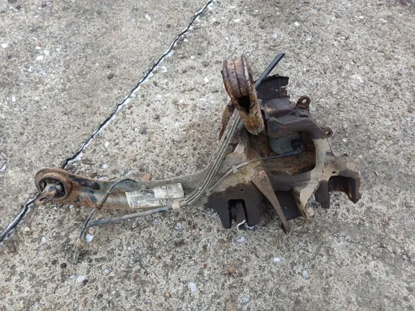 Pivot arrière droit FORD FOCUS MK2 KOMBI 04- OEM image 4