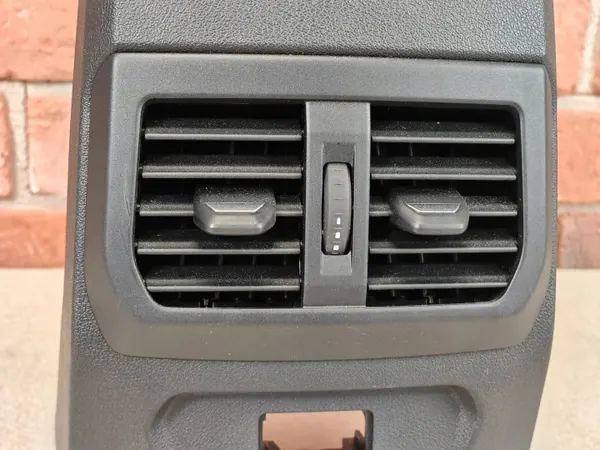 OEM 6823440 Achter midden ventilatierooster USB-C image 4