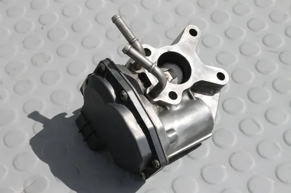 EGR Venttiili Kaasu Nissan Navara III D40 2.5 DCI image 3