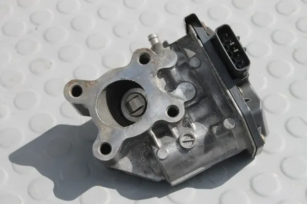 EGR Venttiili Kaasu Nissan Navara III D40 2.5 DCI image 4