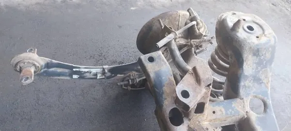 OEM KOMPLETNE ZAWIESZENIE BELKA SANKI TYŁ FORD FOCUS MK1 KOMBI image 3