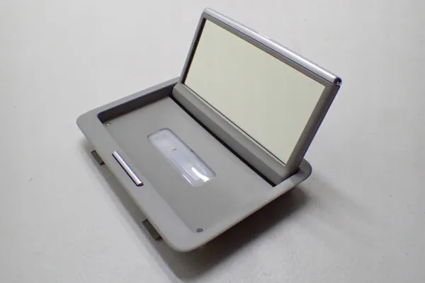 Luz do espelho Audi A8 D4 OEM 4H4858563A - Usado image 3
