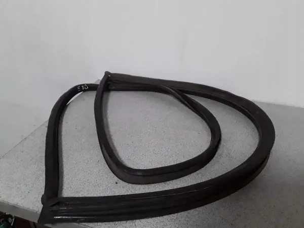 BMW 3 E30 bagagelucktätning OEM 51311972249 - Begagnad image 2