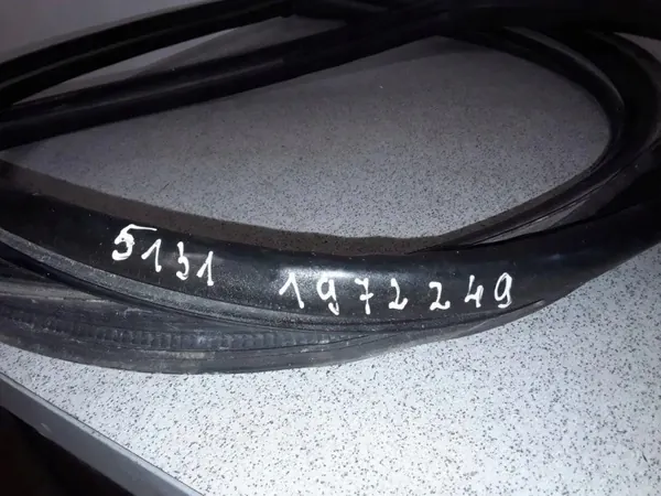 BMW 3 E30 bagagelucktätning OEM 51311972249 - Begagnad image 3