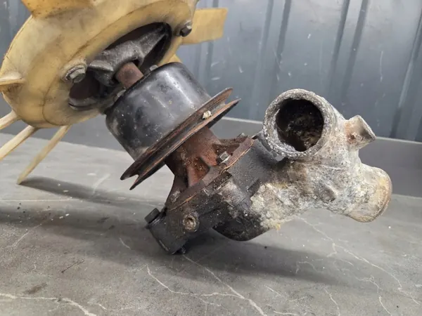 R1102010601 Vattenpump Mercedes W123 2.5B image 9