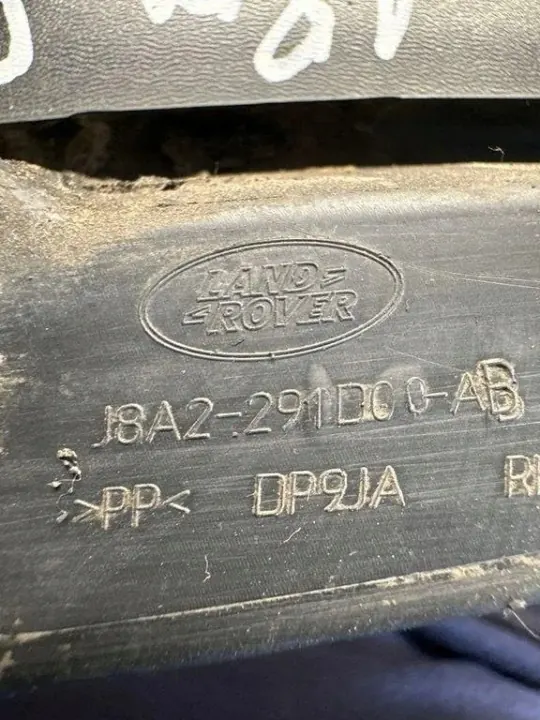 Garniture d'aile arrière droite OEM J8A2291D00AB image 3