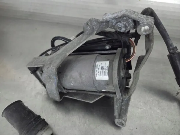 Audi A8 S8 D3 bakluftfjädring kompressor OEM 4E0616007E image 4