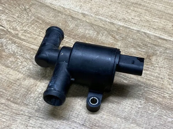 Électrovanne d'eau Audi OEM 4HO 121 671 D image 2