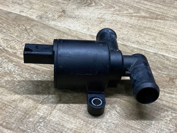 Électrovanne d'eau Audi OEM 4HO 121 671 D image 3