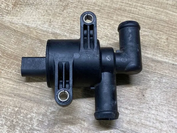 Électrovanne d'eau Audi OEM 4HO 121 671 D image 4