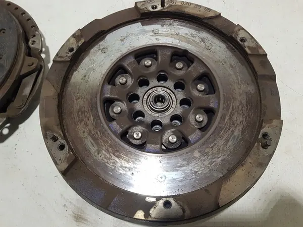 Kaksimassainen vauhtipyörä Mercedes W212 W218 W204 W207 2.2 CDI image 8