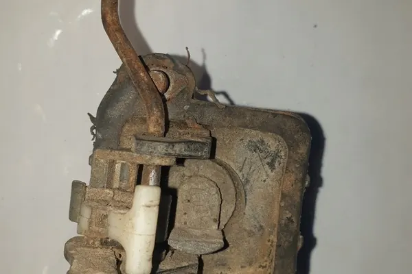 Bagagelås VW PASSAT VARIANT B3/B4 357827571D image 6