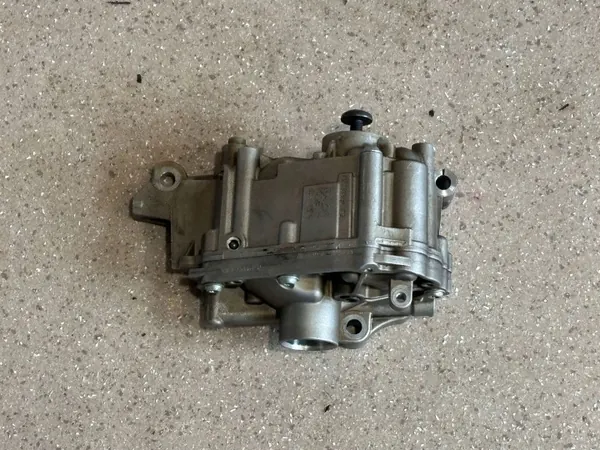 Pompe à huile BMW M3 F80 d'occasion OEM 7846388 image 2