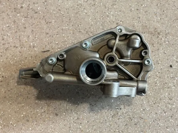 Pompe à huile BMW M3 F80 d'occasion OEM 7846388 image 3