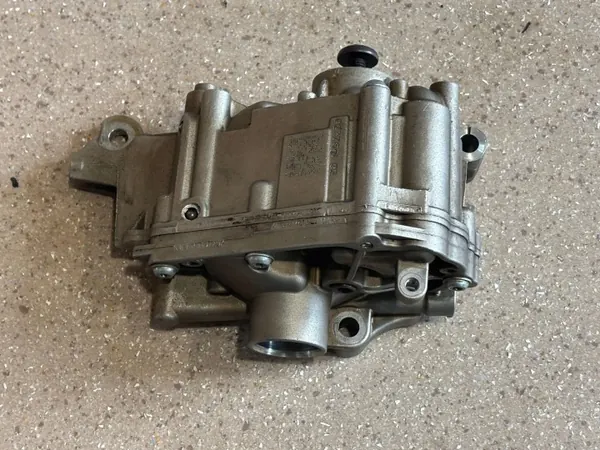 Pompe à huile BMW M3 F80 d'occasion OEM 7846388 image 4