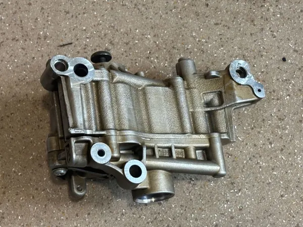 Pompe à huile BMW M3 F80 d'occasion OEM 7846388 image 5