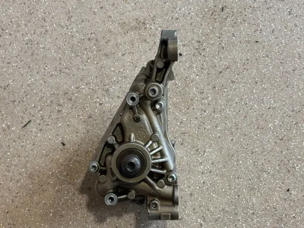 Pompe à huile BMW M3 F80 d'occasion OEM 7846388 image 6