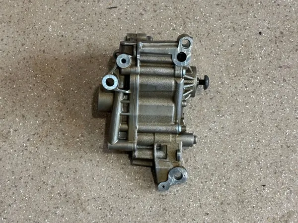 Pompe à huile BMW M3 F80 d'occasion OEM 7846388 image 7