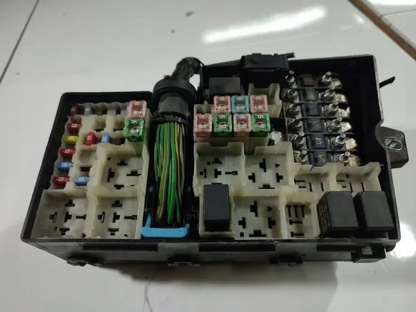 Volvo V50 Caixa de fusíveis 2005 1.6L 8686040 image 3