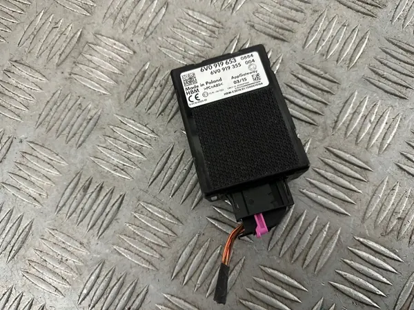 Skoda Fabia III telefooncontroller stekker OEM 6V0919653 image 5