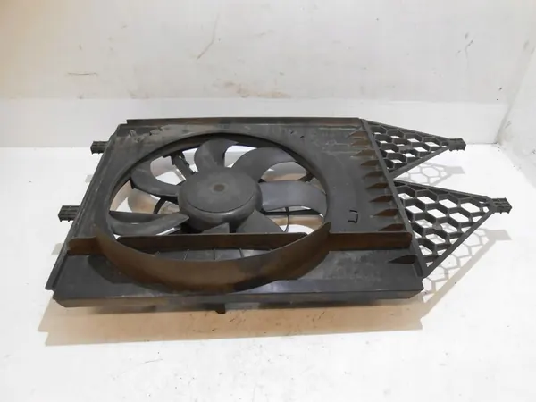 VOLKSWAGEN POLO 6R Kylarrubrik Fläkt 6R0121217A image 2