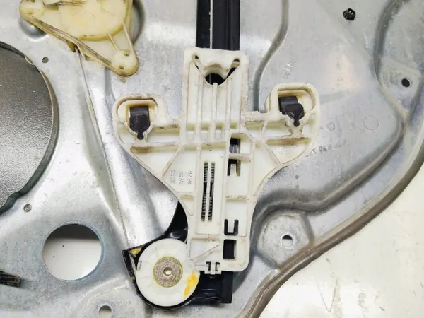 Régulateur de vitre gauche arrière VW OEM 6Q6839755 image 3