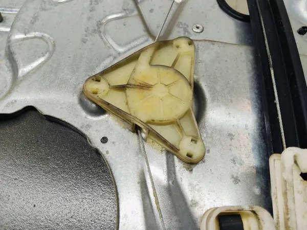 Régulateur de vitre gauche arrière VW OEM 6Q6839755 image 4