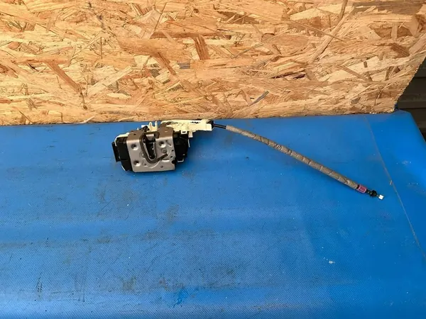 Fram vänster dörrlås Mercedes C-Class W204 06-13 A2047200335 image 2