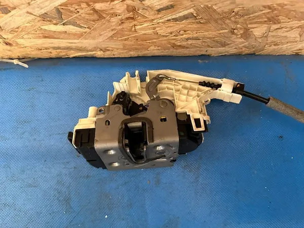 Fram vänster dörrlås Mercedes C-Class W204 06-13 A2047200335 image 3