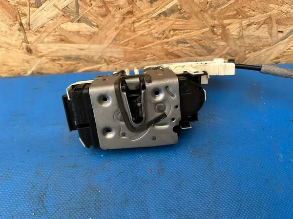 Fram vänster dörrlås Mercedes C-Class W204 06-13 A2047200335 image 4