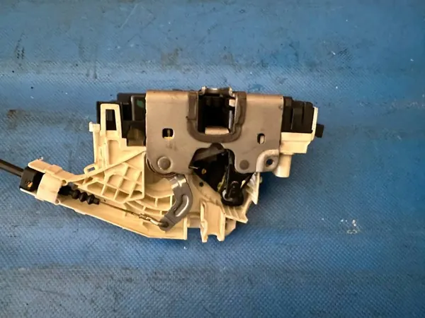 Fram vänster dörrlås Mercedes C-Class W204 06-13 A2047200335 image 5