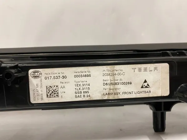 Tesla Model Y LED DRL keskivalo OEM 2038294-00-C image 5